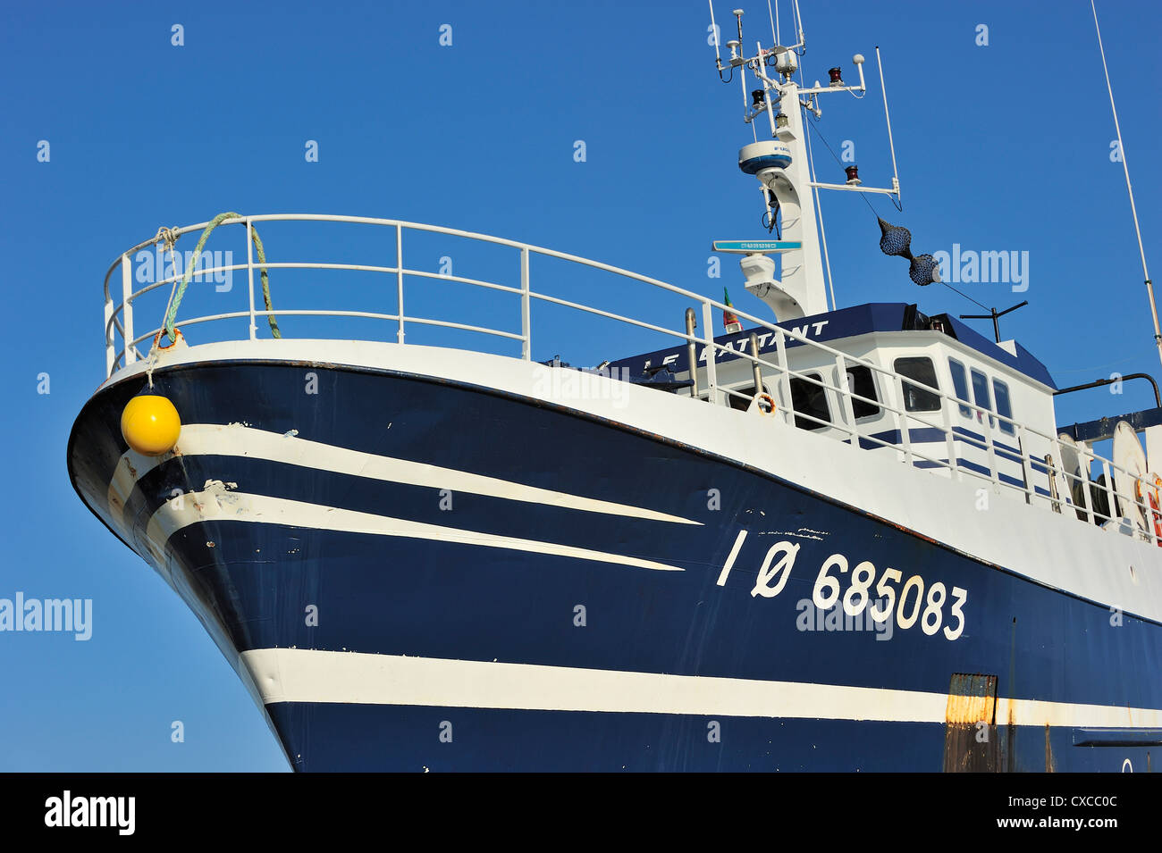 Unteren Trawler Fischerboot gegen blauen Himmel in der Charente-Maritime, Frankreich Stockfoto