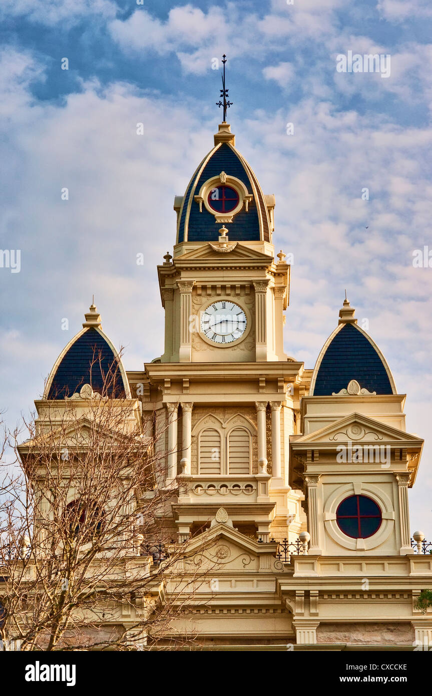 Clock Tower und Türmchen gekrönt mit Kuppeln an Goliad County Courthouse (zweite Kaiserreich/Neo-gotischen Stil), Goliad, Texas, USA Stockfoto