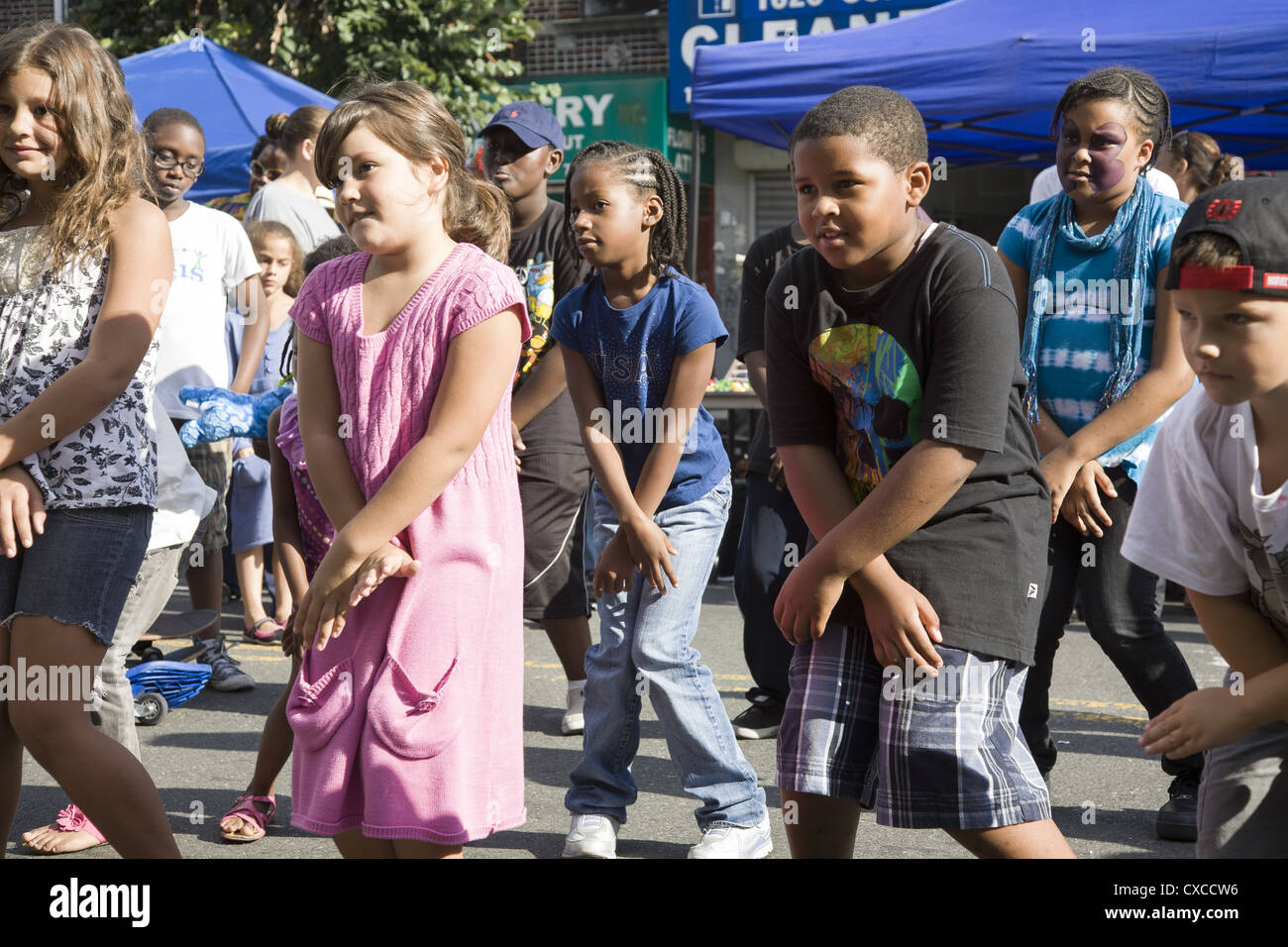 Kinder lernen einige Tanzschritte bei Flatbush Frolic Straßenfest in Brooklyn, New York Stockfoto