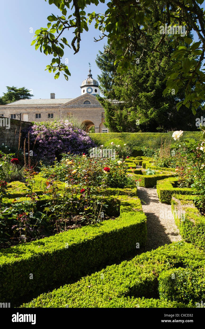 Stall zu blockieren, mit ihrem reich verzierten Glockenturm gesehen von der Rose Parterre innerhalb der ummauerten Garten Rousham House, Oxfordshire, England Stockfoto