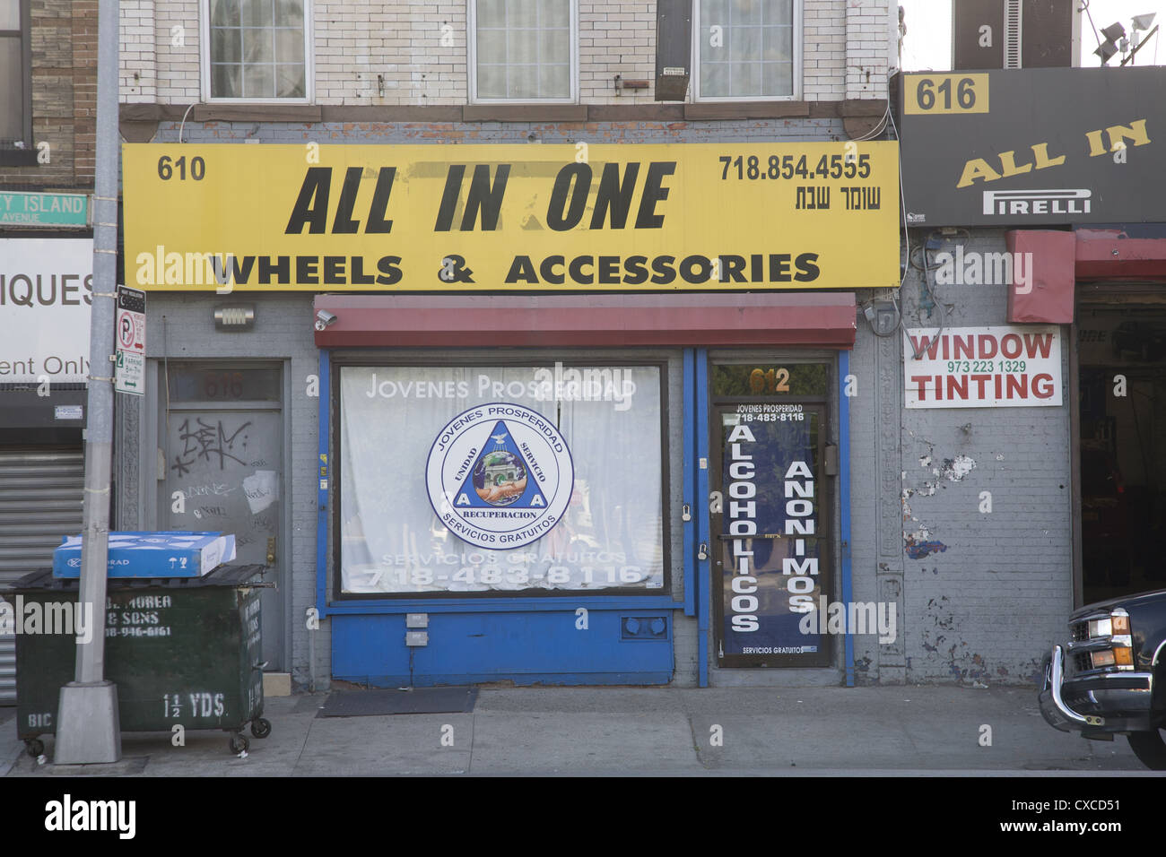 Schaufenster für Anonyme Alkoholiker & andere Therapien entlang der automobilen Alley auf Coney Island Avenue in Brooklyn, New York Stockfoto