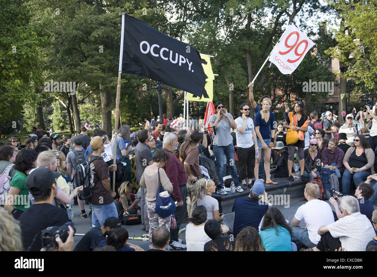 Die Occupy Wall Street erhebt sich erneut und feiert ihren ersten Jahrestag am 17/12 im Washington Square Park, NYC Stockfoto