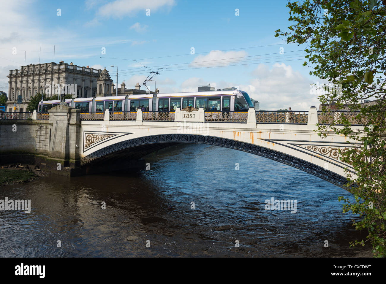 LUAS Tram an der Sean Heuston Brücke über den Fluss Liffey, Stadt Dublin, Irland. Stockfoto