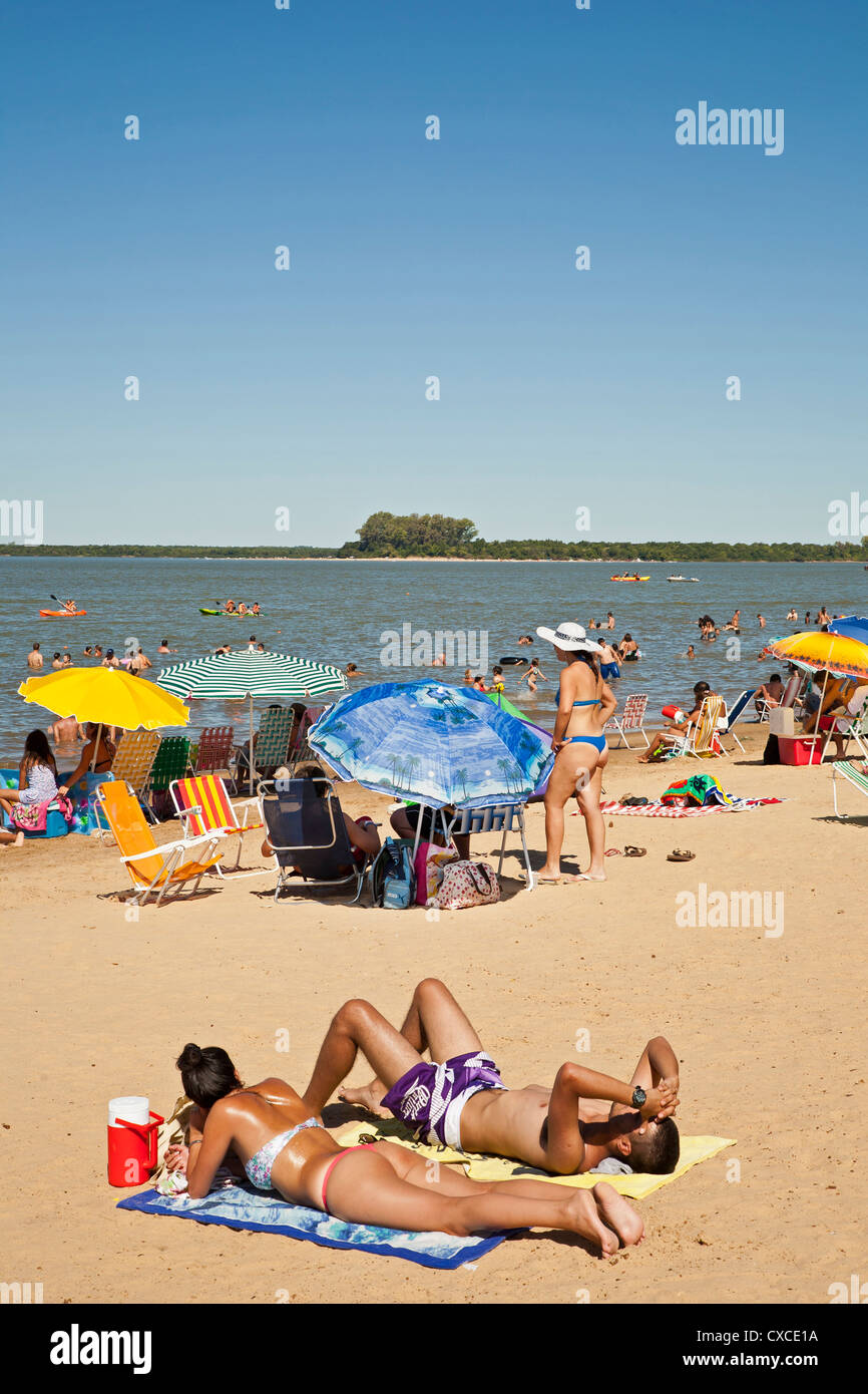 Menschen am Strand durch den Río Uruguay, Colon, Provinz Entre Rios, Argentinien. Stockfoto