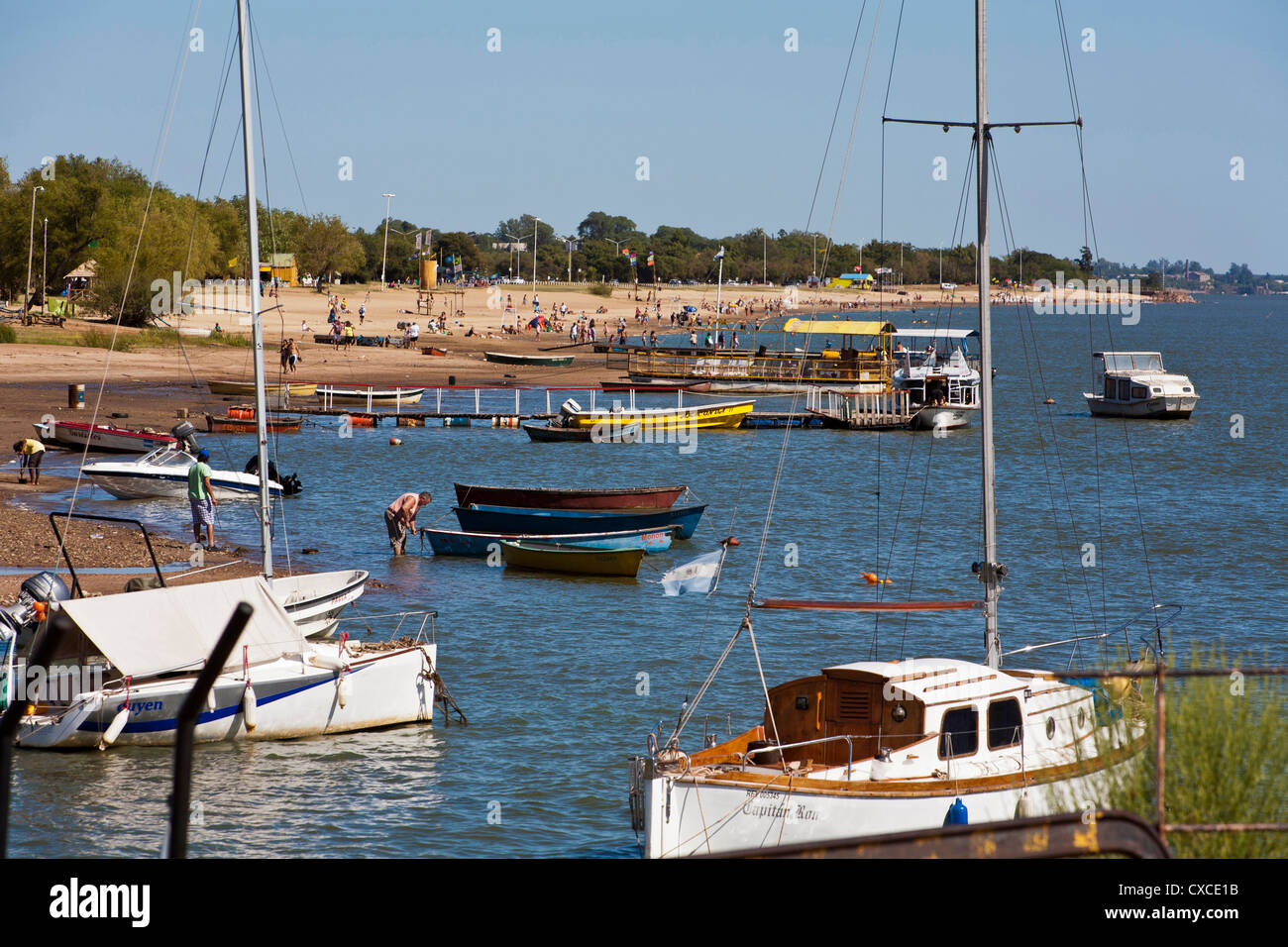 Boote am Río Uruguay, Colon, Provinz Entre Rios, Argentinien. Stockfoto