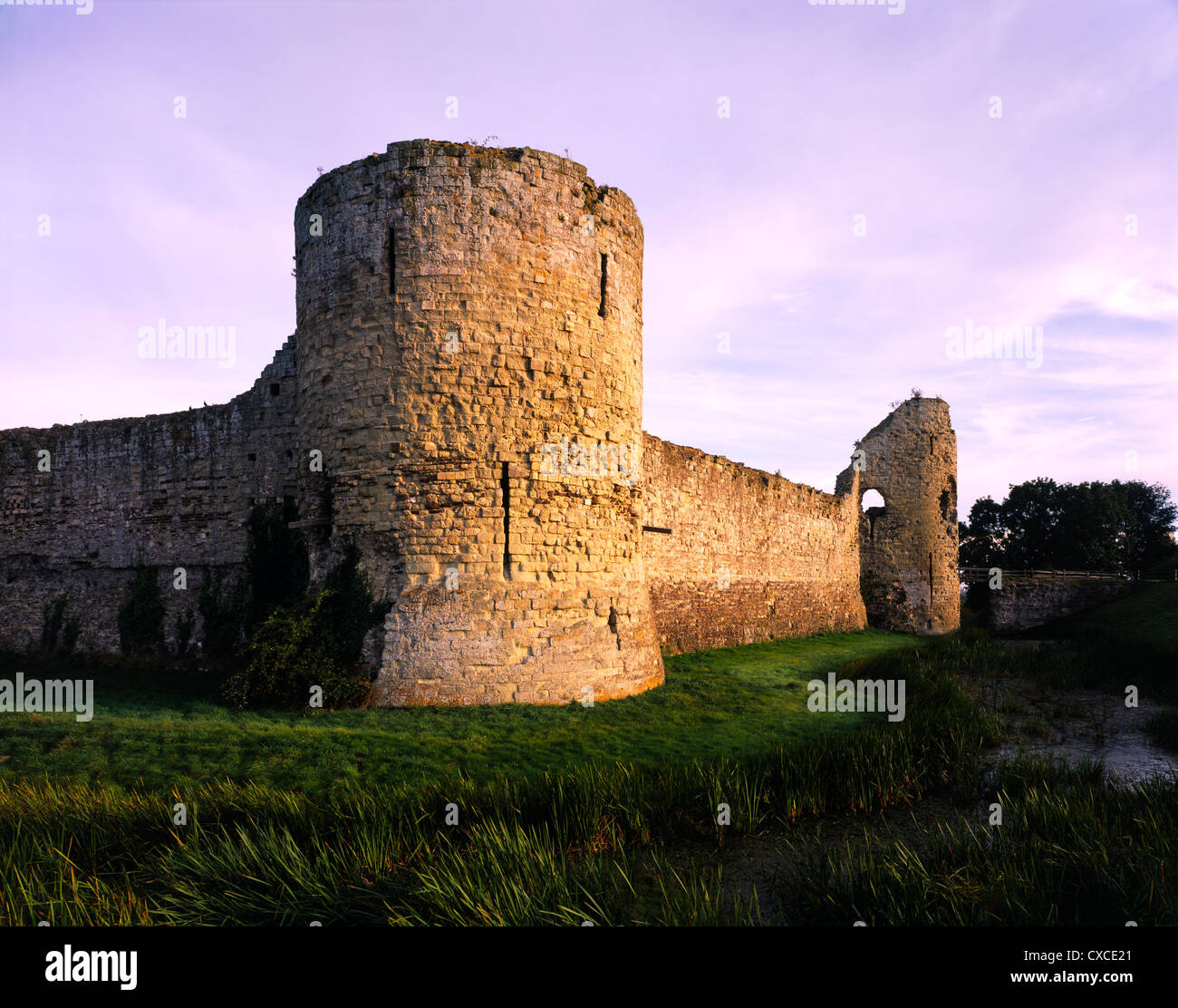 Pevensey Castle im Abendlicht, Pevensey, East Sussex, UK Stockfoto