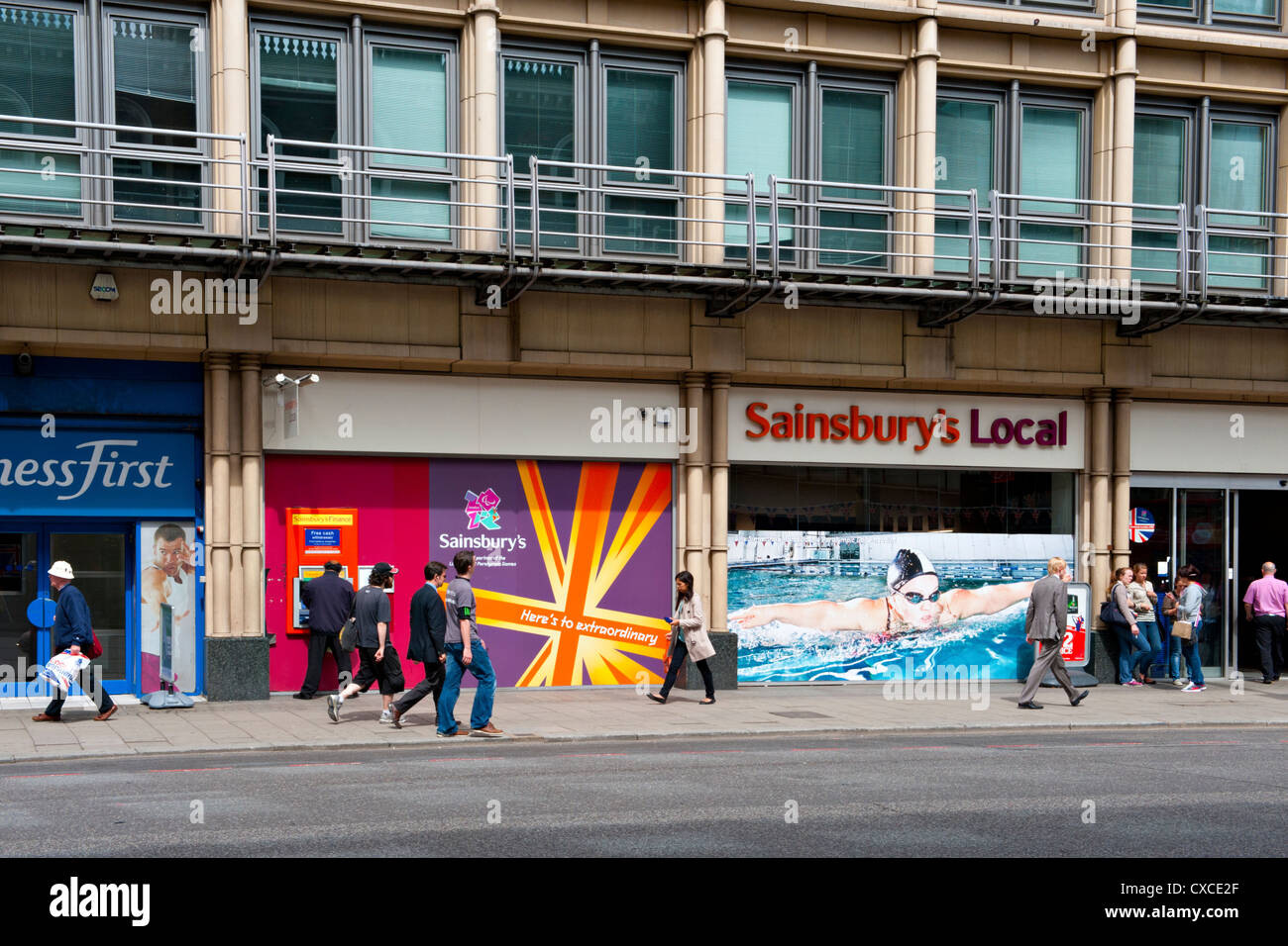 London2012 Paralympischen Poster vor einem Sainsburys Store in London Stockfoto