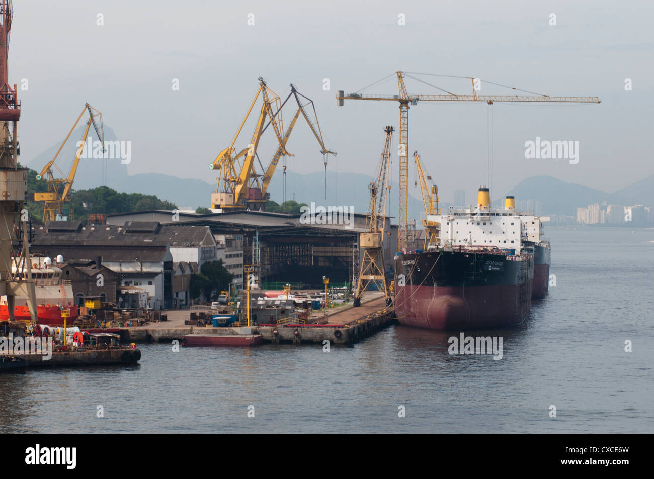 Tankschiffe auf der Werft in Niteroi, Guanabara-Bucht, Rio De Janeiro, Brasilien. Stockfoto