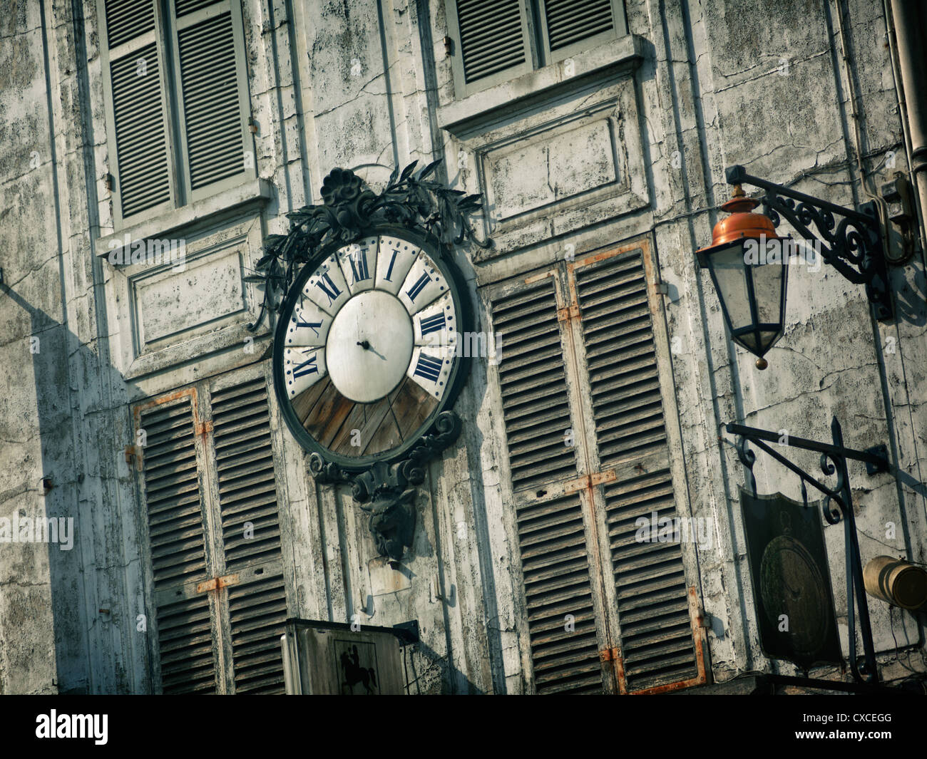 Kaputte Uhr in einem Dorf in der Nähe von Paris, Frankreich Stockfoto