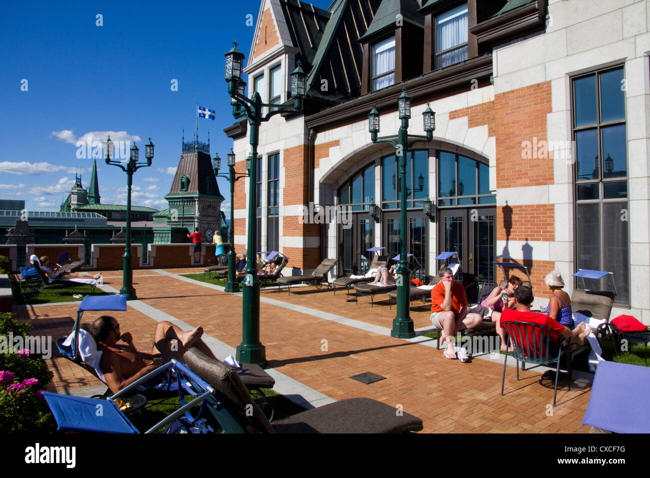 Sonnenterrasse am Pool/Spa-Bereich, Fairmont Le Chateau Frontenac, Quebec City, Kanada. Stockfoto