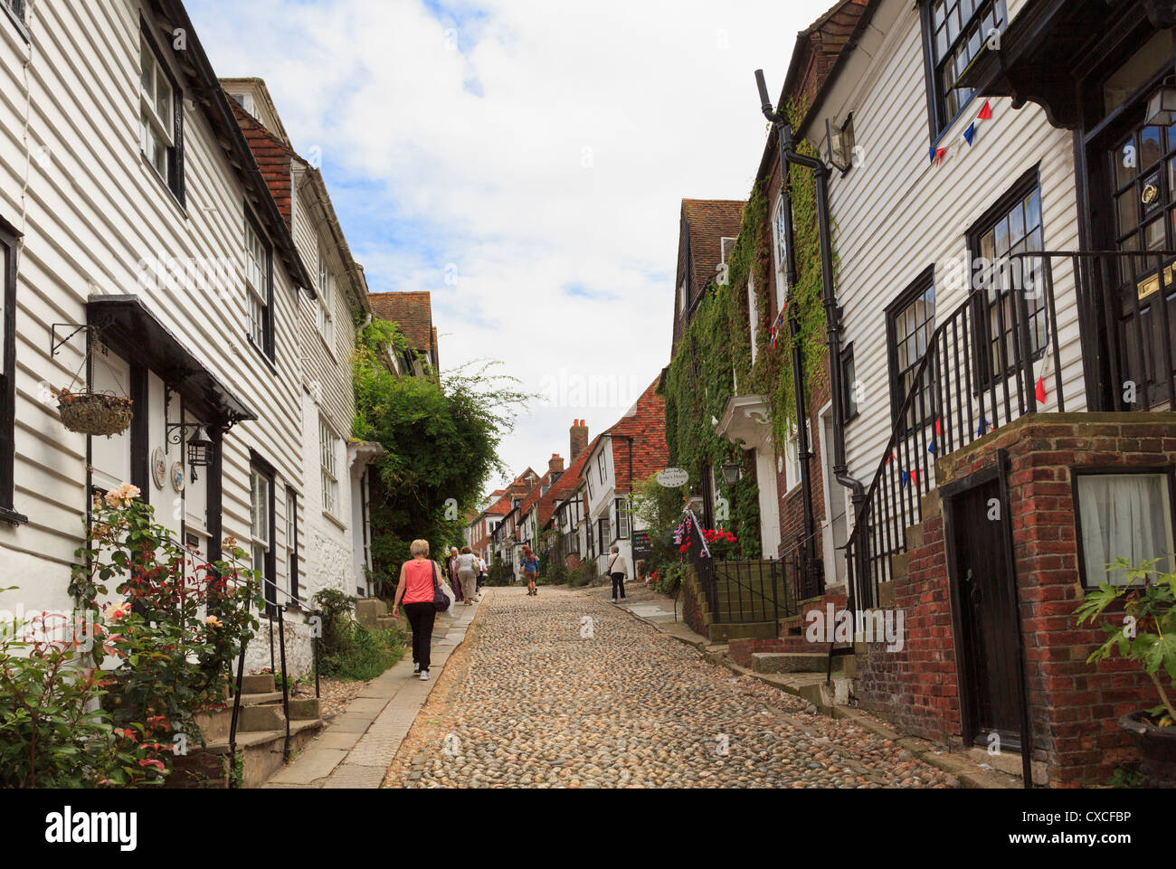 Sehen Sie die berühmten schmalen gepflasterten Straße gesäumt von malerischen alten Häusern in Mermaid Street, Roggen, East Sussex, England, UK, Großbritannien Stockfoto
