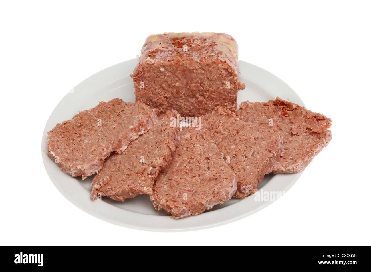 Scheiben von corned Beef auf einem Teller isoliert gegen weiß Stockfoto