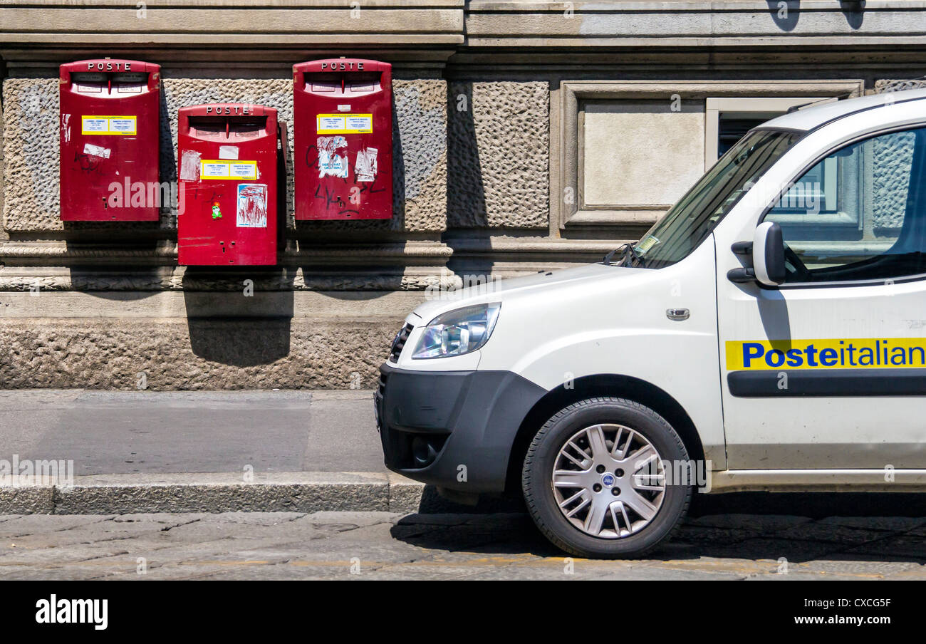 Italienische Post - Briefkästen und Lieferwagen - Mailand Italien  Stockfotografie - Alamy