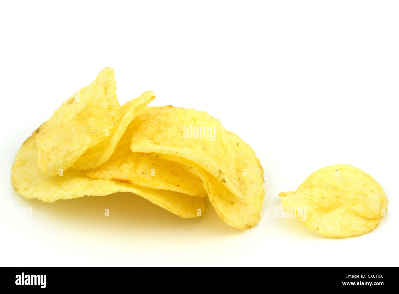 Knusprig goldene Kartoffel Chips isoliert auf weißem Hintergrund mit Textfreiraum. Stockfoto