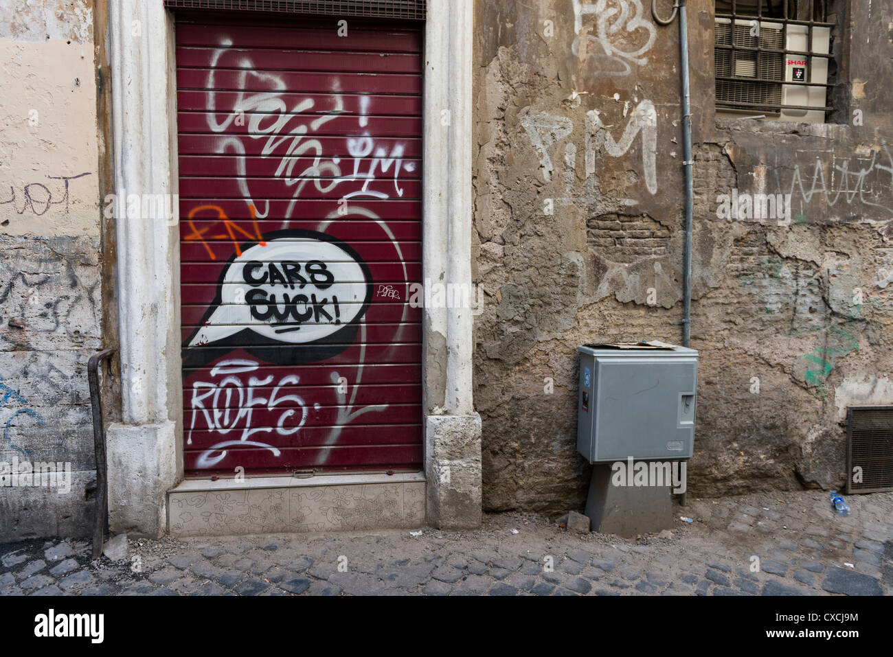 Details der Wand mit Graffiti von Autos auf den Straßen von Rom, Roma, Italy, Italia, Europa zu saugen Stockfoto
