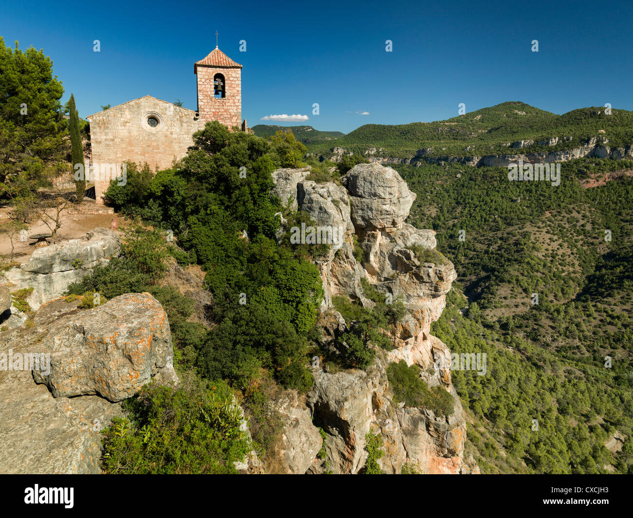 Kirche von Siurana neben der Klippe, Priorat, Tarragona, Katalonien, Spanien Stockfoto