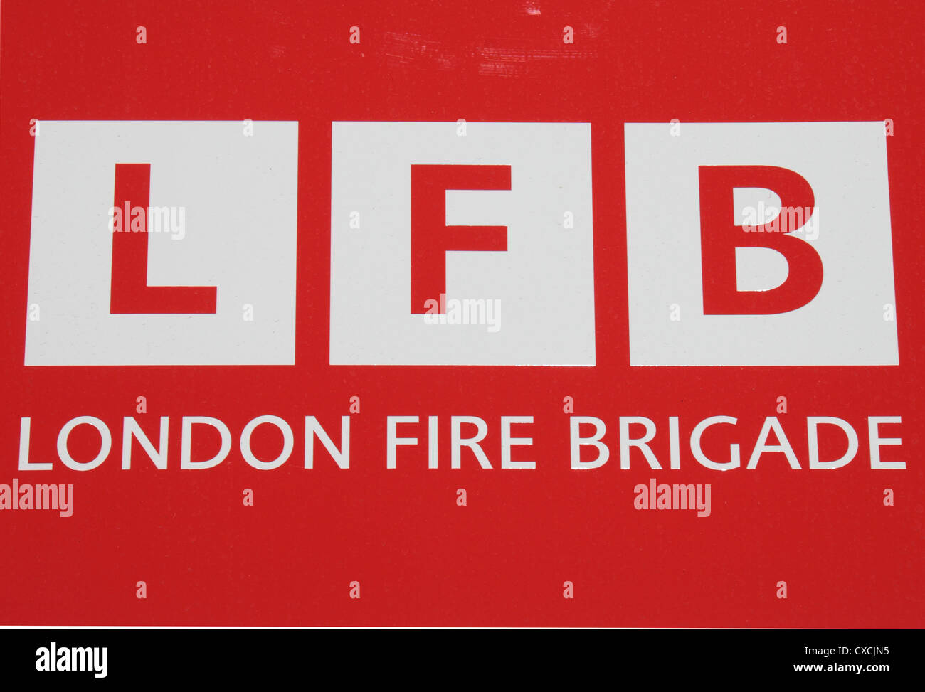 Die Londoner Feuerwehr Logo, London, England (am Geländer befestigt, Southwark Feuerwache). (Juli 2012) Stockfoto
