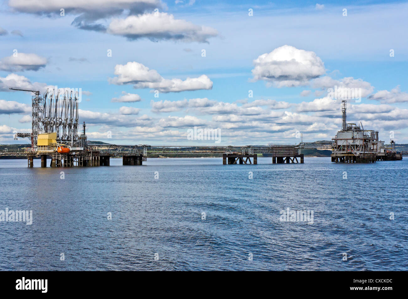 Hound Punkt Ölhafen in den Firth of Forth Schottland von Südwesten gesehen. Stockfoto