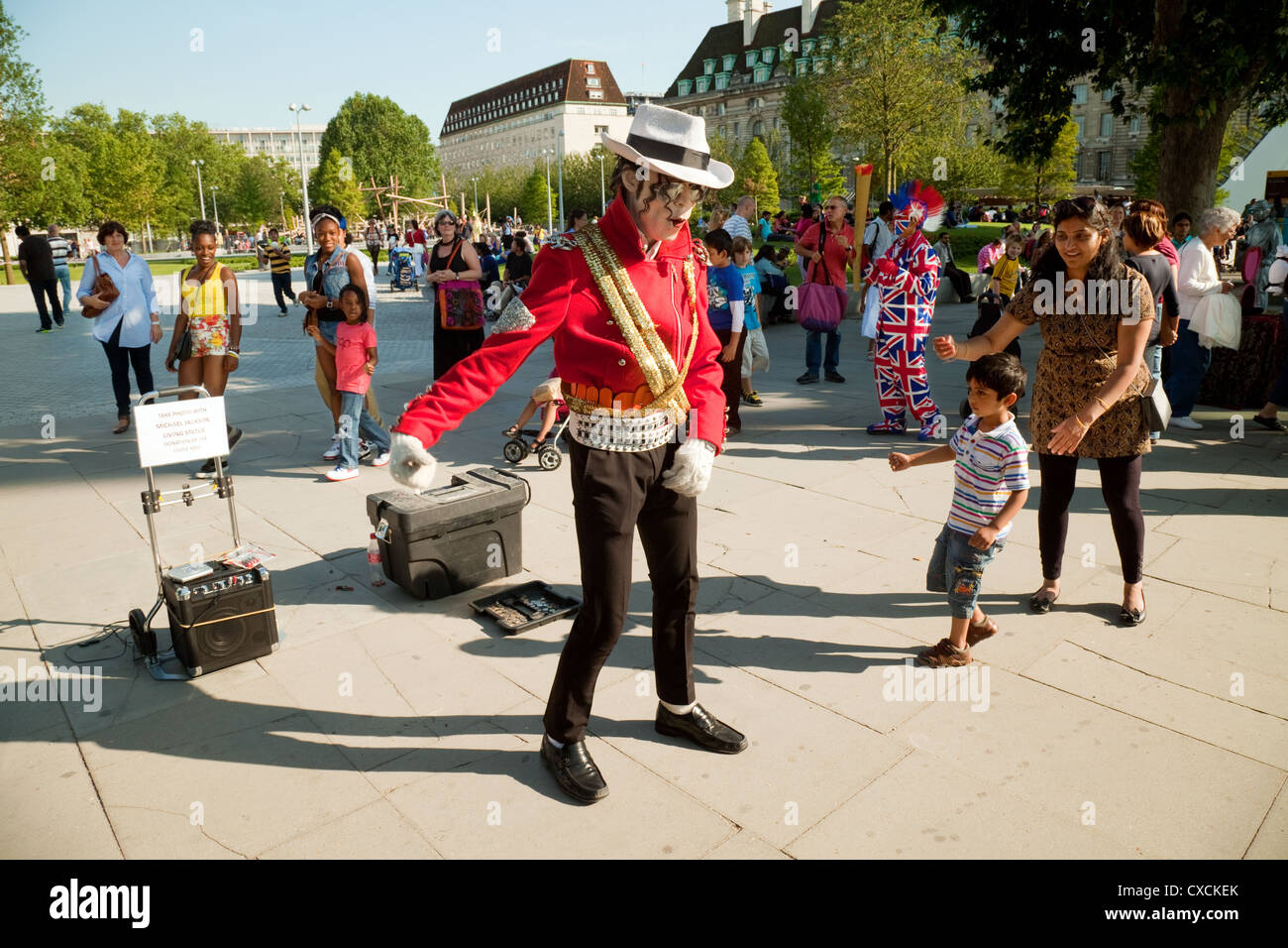 Michael Jackson Lookalike Straßenkünstler tanzen, South Bank, London UK Stockfoto