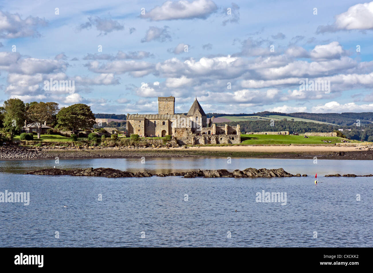 St. Colm Abtei auf der kleinen Insel Inchcolm im Firth of Forth gegenüber Edinburgh in Schottland vom Süden aus gesehen Stockfoto