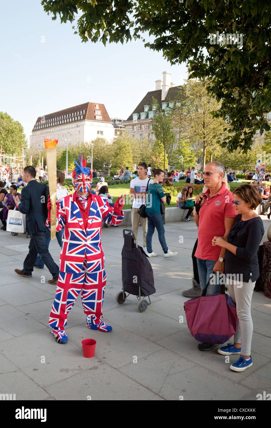 A Street Performer gekleidet in ein Union Jack Flagge Kostüm, South Bank, London UK Stockfoto