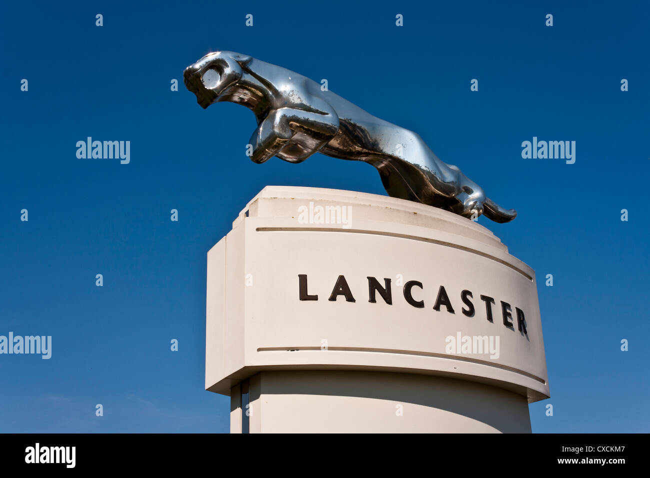 Das berühmte Jaguar Autos Leaper Symbol außerhalb eines Autohauses in England. Stockfoto