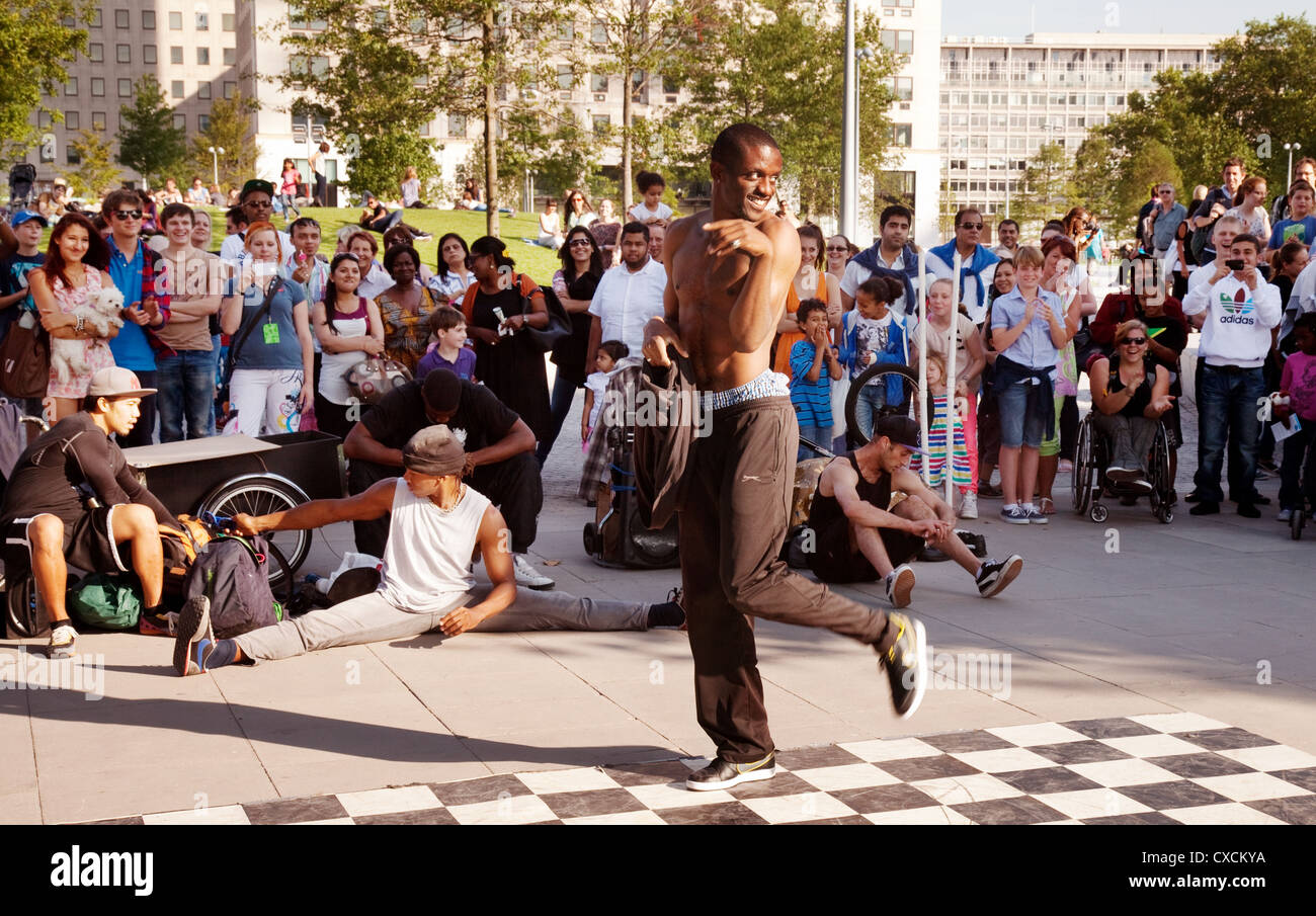 Publikum beobachten einen Straßenkünstler Tanz, South Bank London UK Stockfoto