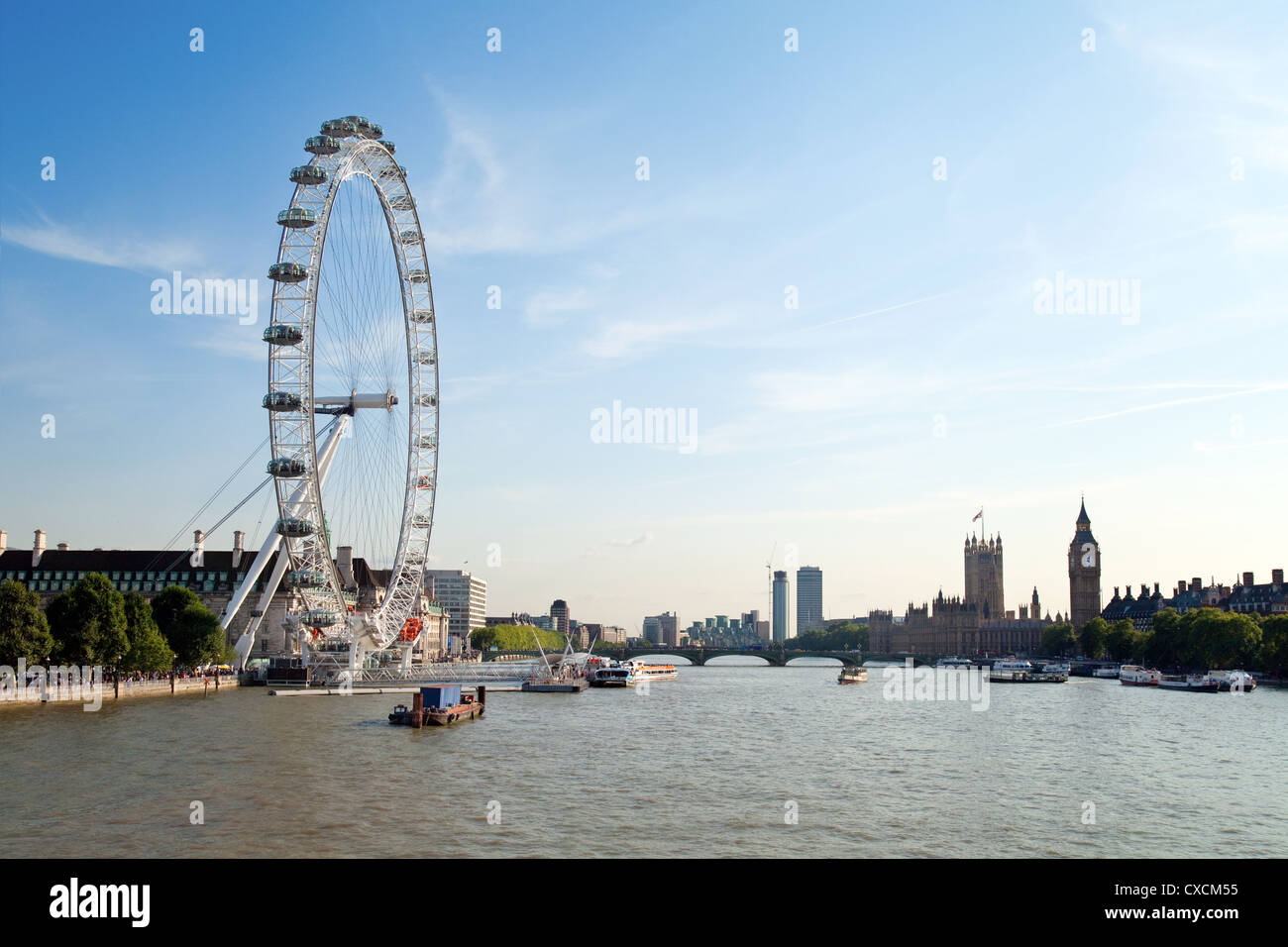 Das London Eye und die Themse Blick flussaufwärts von Charing Cross zu überbrücken, London, England, UK Stockfoto