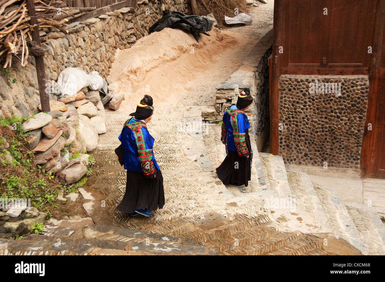 Miao Senioren auf Steintreppen, Xijiang Miao Dorf, Leishan County, Provinz Guizhou, Südchina Stockfoto