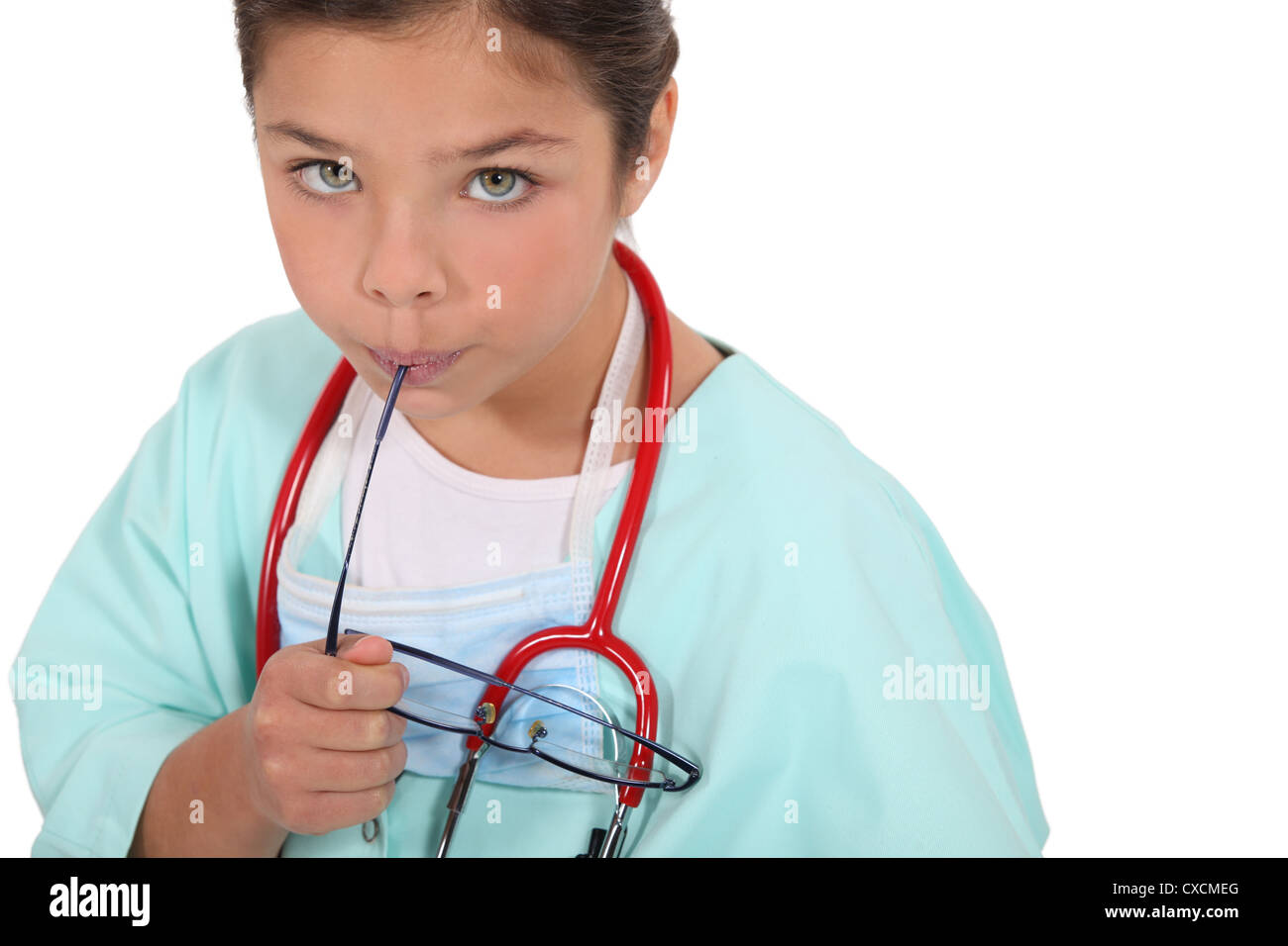 Kind als Arzt in Scrubs gekleidet Stockfoto