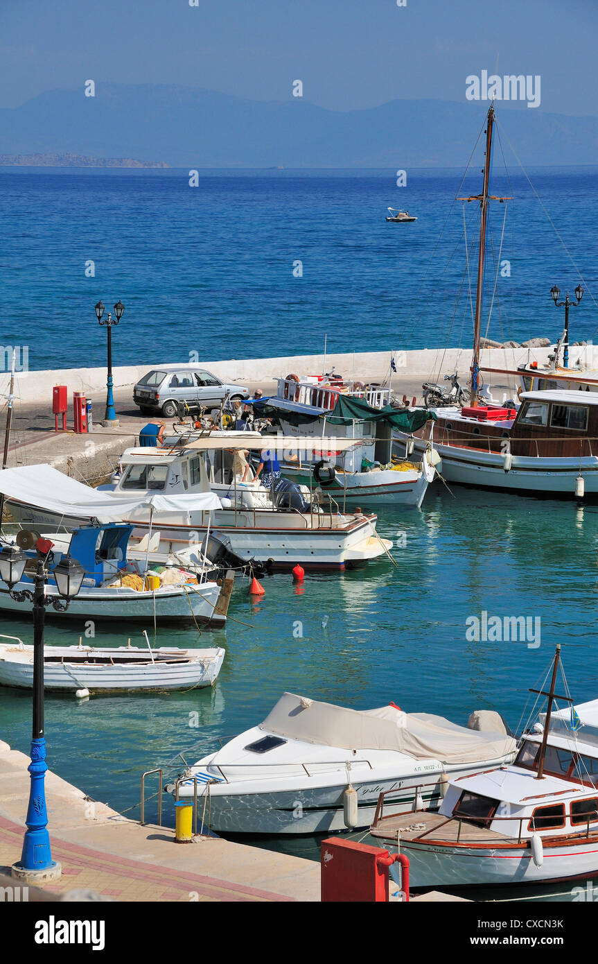 Der Hafen von Milos auf der griechischen Insel Agistri, Griechenland Stockfoto