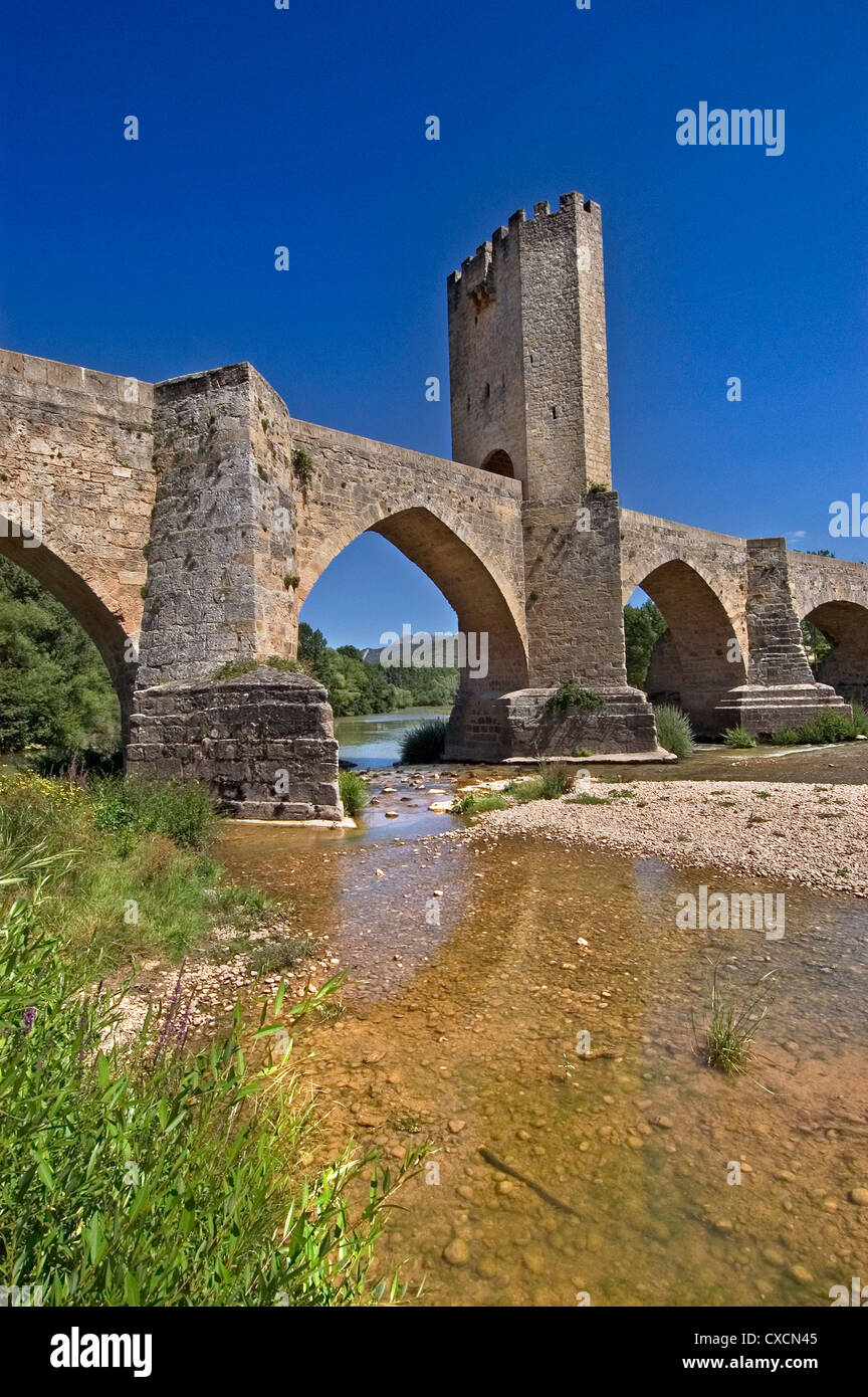 Mittelalterliche Brücke über den Fluss Ebro und vierzehnten Jahrhundert Turm Frias Burgos Kastilien Leon Spain Stockfoto