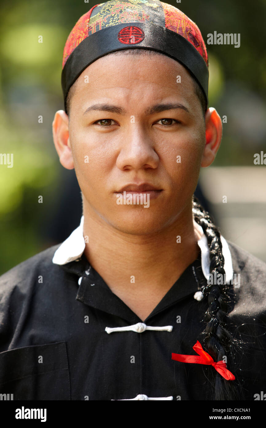 Mann in der traditionellen asiatischen Kleidung Stockfoto