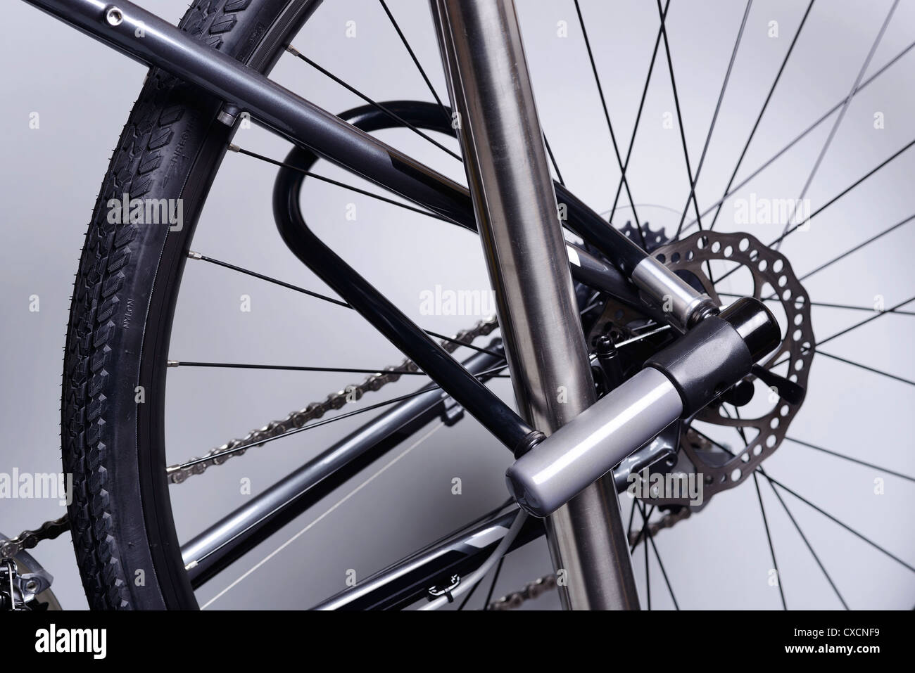 Fahrrad an einem Metallstab mit einem Bügelschloss angehängt Stockfoto