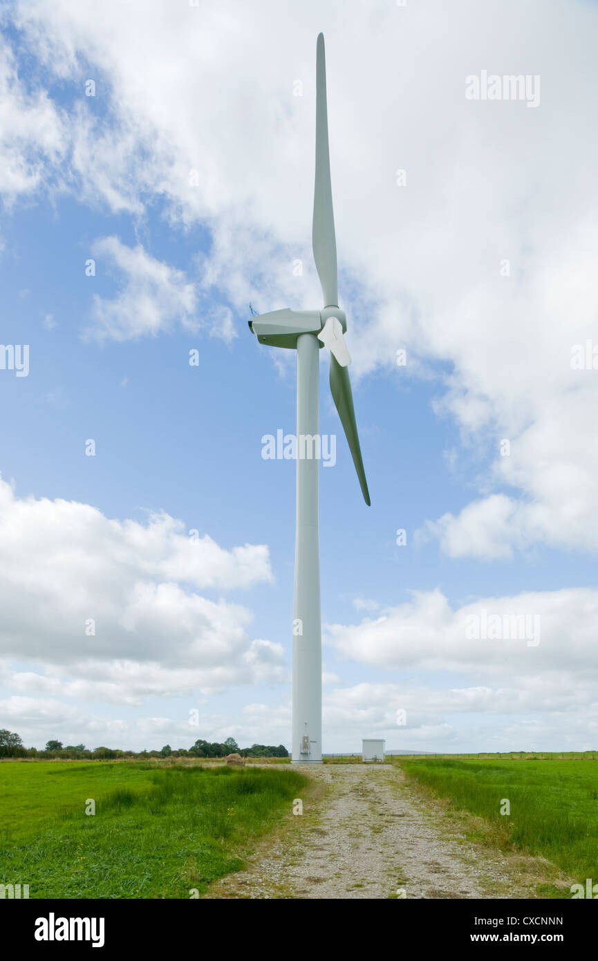 1 riesen wind turbine (Schandfleck) Türme über Ackerland Felder in der malerischen Landschaft - Knabs Ridge Onshore-windpark, Harrogate, North Yorkshire, England. Stockfoto