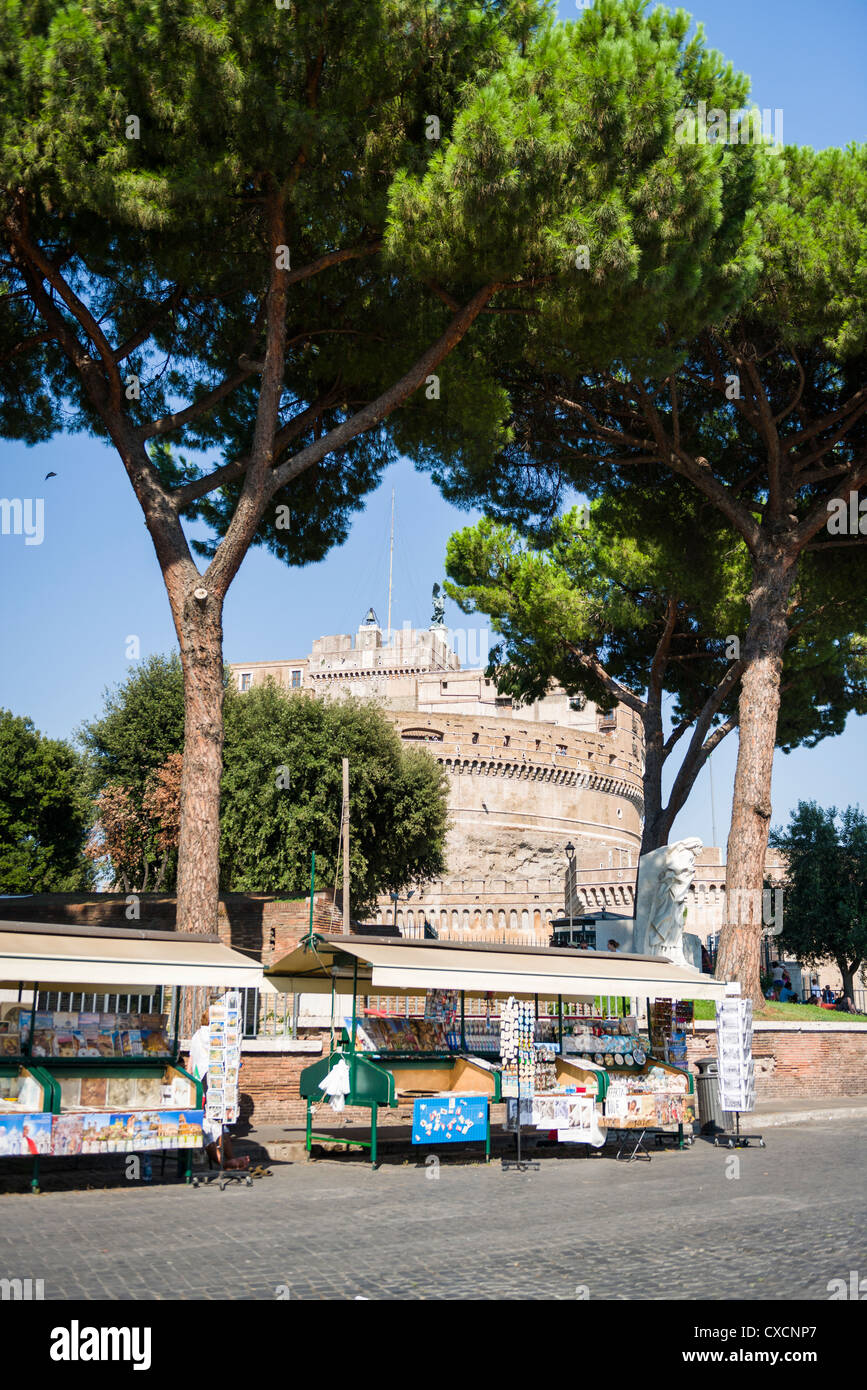 Marktstände und das Castel Sant Angelo in Rom, Roma, Italy, Italia, Europa Stockfoto