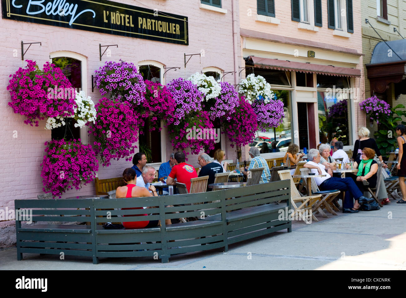 Bunte Straßencafés säumen Rue Saint-Pierre in der Vieux Port (Alter Hafen) von Quebec City, Kanada. Stockfoto