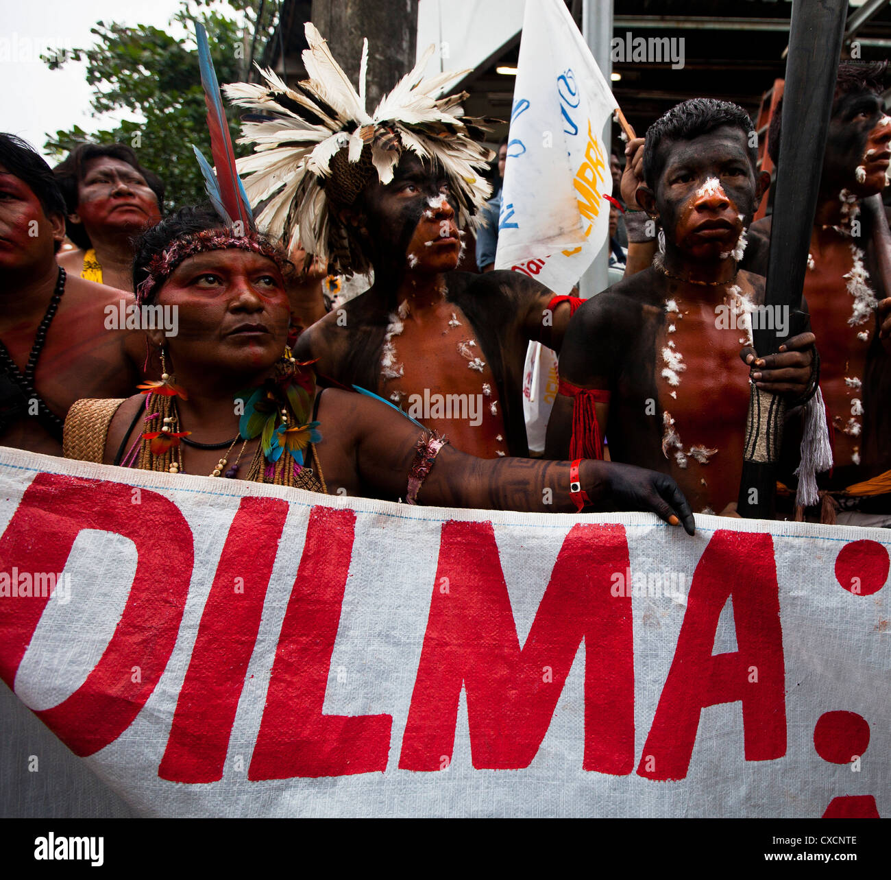 Rio + 20 Ureinwohner Demonstration "Dilma: haben Respekt vor den Amazonas" in Bezug auf den Bau des Belo Monte-Staudamm Stockfoto