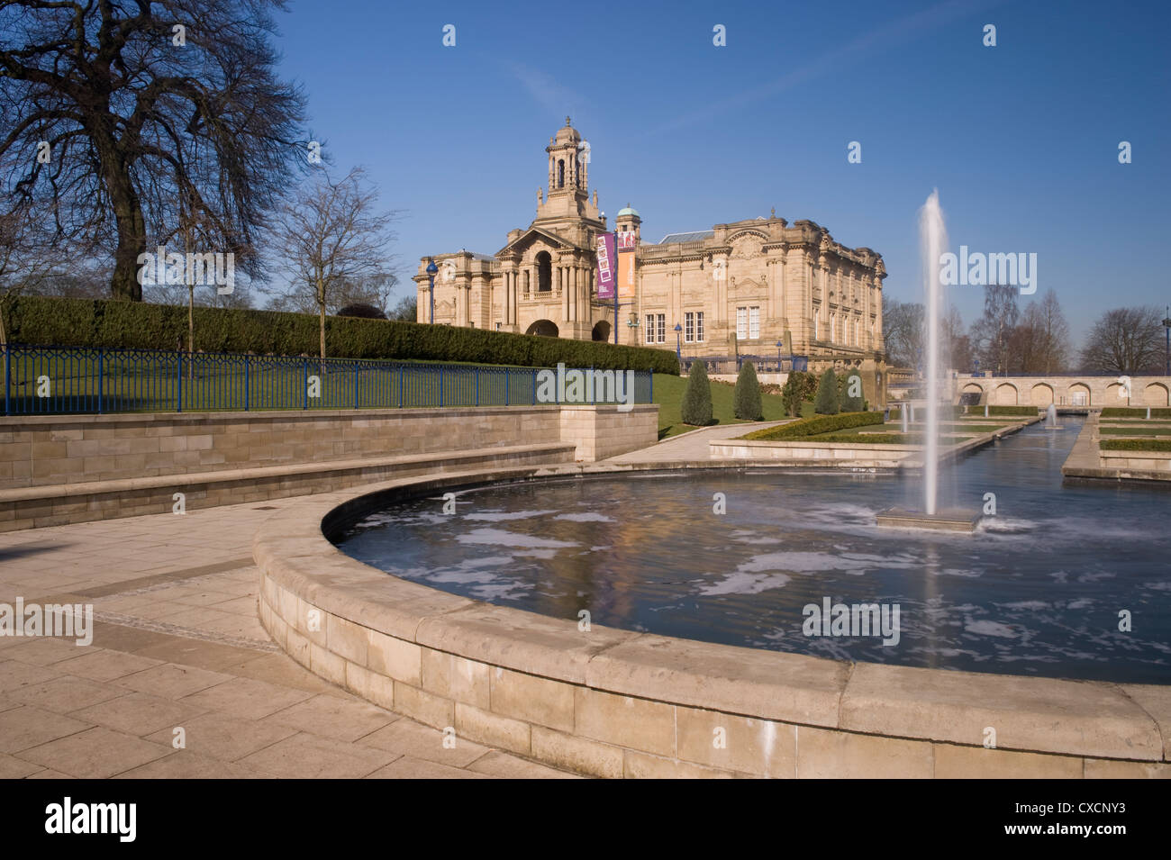 Außenansicht der sonnendurchfluteten Cartwright Hall Art Gallery (großes historisches Museum), Brunnen im Mughal-Garten, Pool & Parterre - Lister Park Bradford, England, Großbritannien Stockfoto
