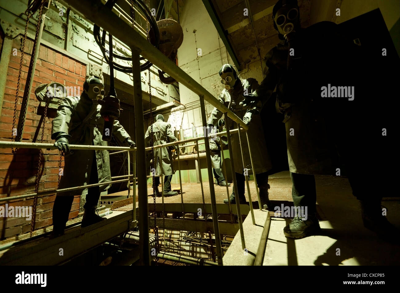 Gas maskiert bedrohliche Männer posieren in industrieller Umgebung Stockfoto