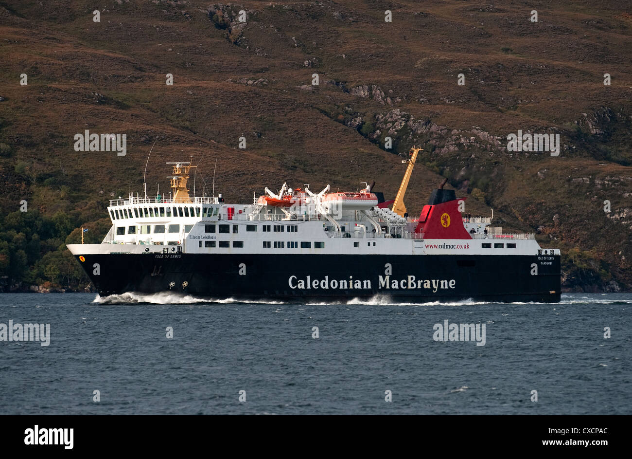 Die Caledonian MacBrayne Fähre MV Isle of Lewis Passagierfähre macht es in Ullapool Hafen von Stornoway. Stockfoto