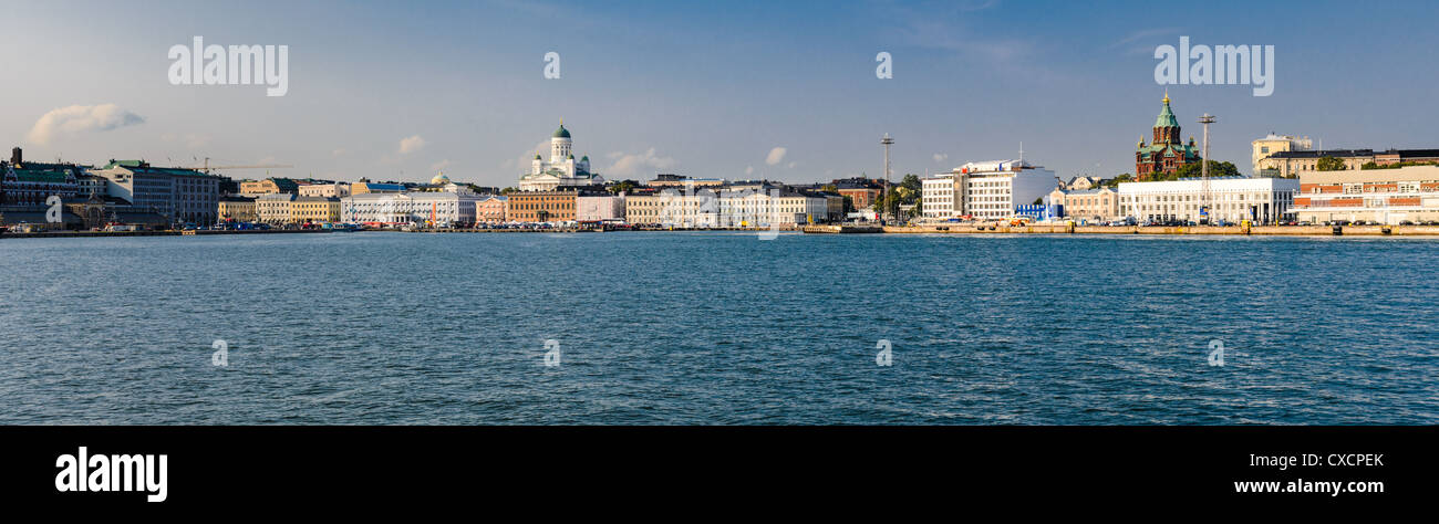 Panoramabild von Helsinki direkt am Meer an einem sonnigen Tag, Finnland Stockfoto