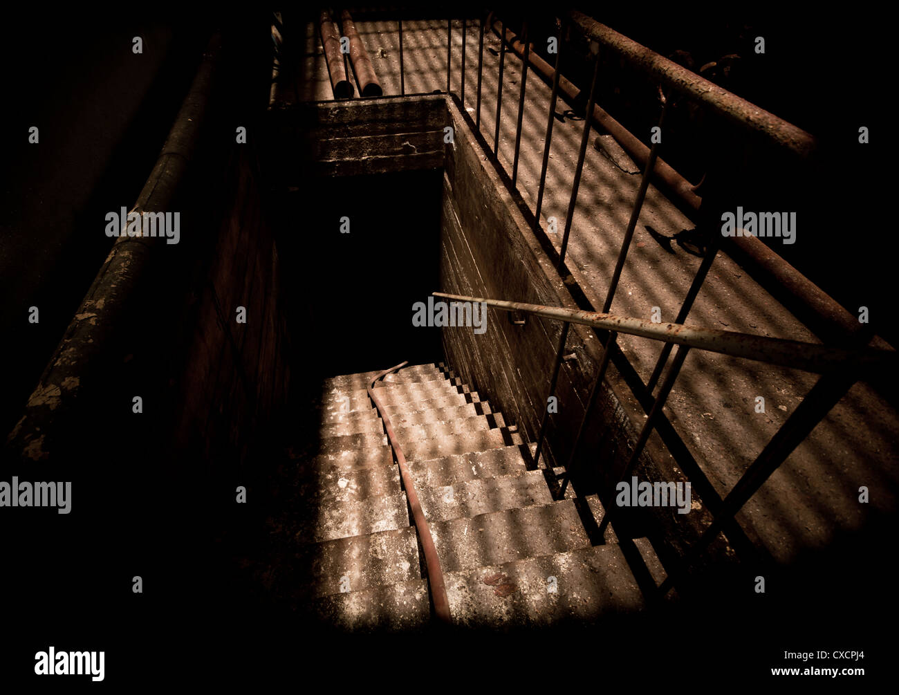 Unwirtlichen Keller Eingangstreppe der verfallenden verlassene Kraftwerk Stockfoto