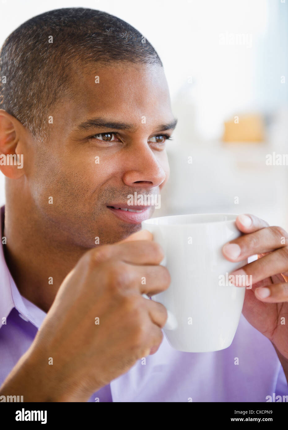 Gemischte Rassen Mann Kaffee trinken Stockfoto