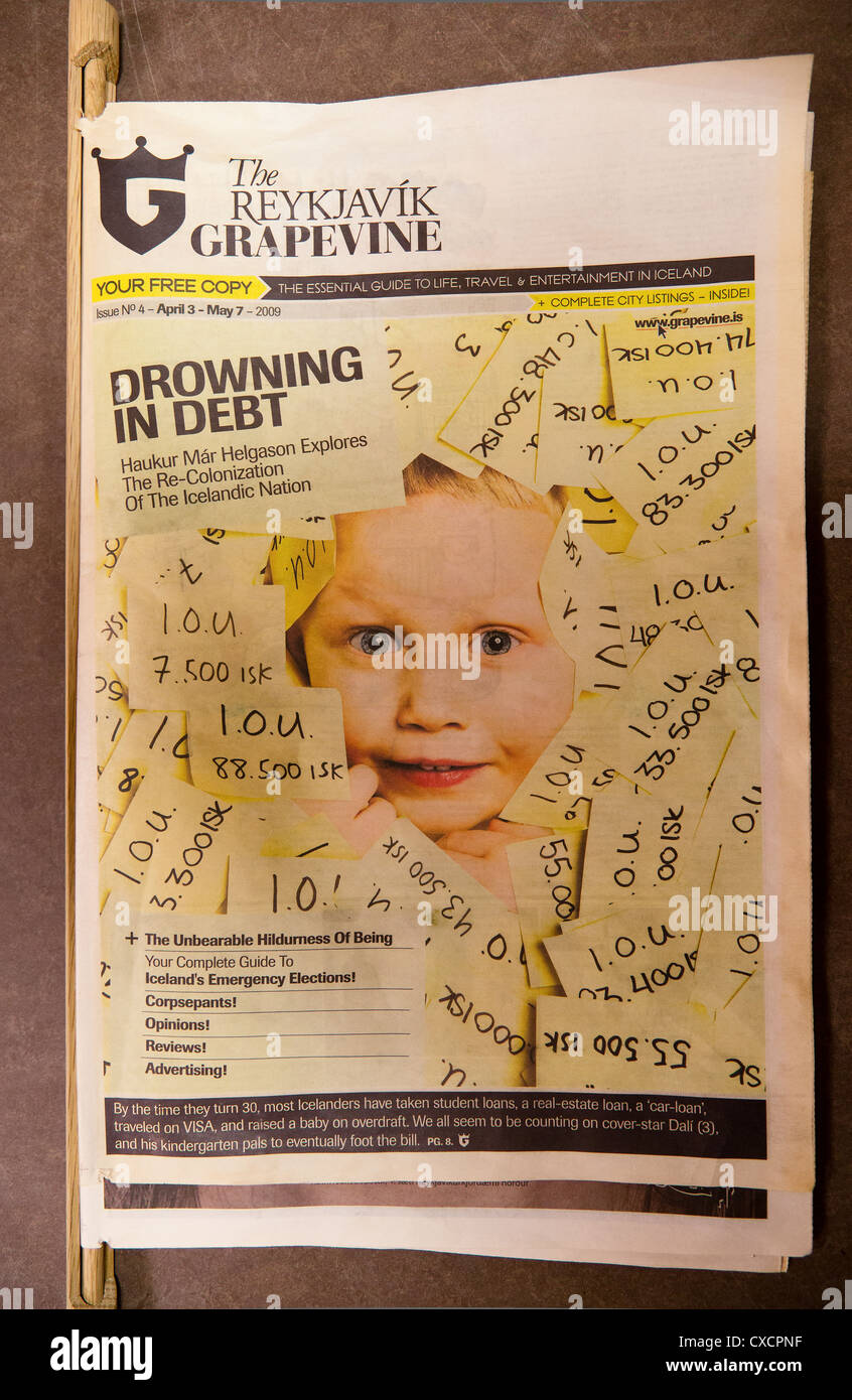 3 April - Mai 7. 2009 Ausgabe des The Reykjavík Grapevine Zeitung zur Veranschaulichung der isländischen Schuldenkrise. Stockfoto