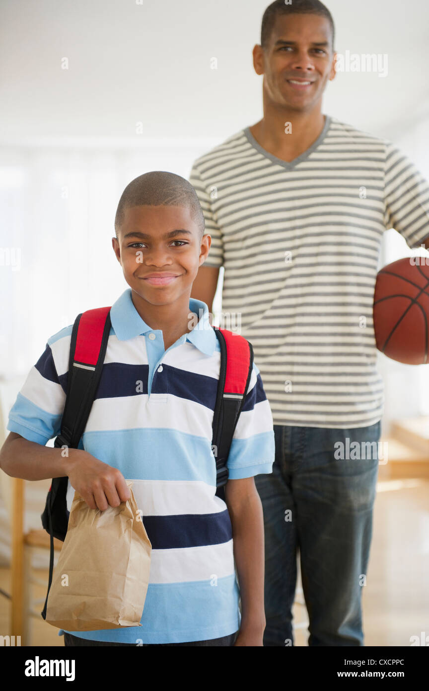 African American Boy hält Mittagessen sack Stockfoto