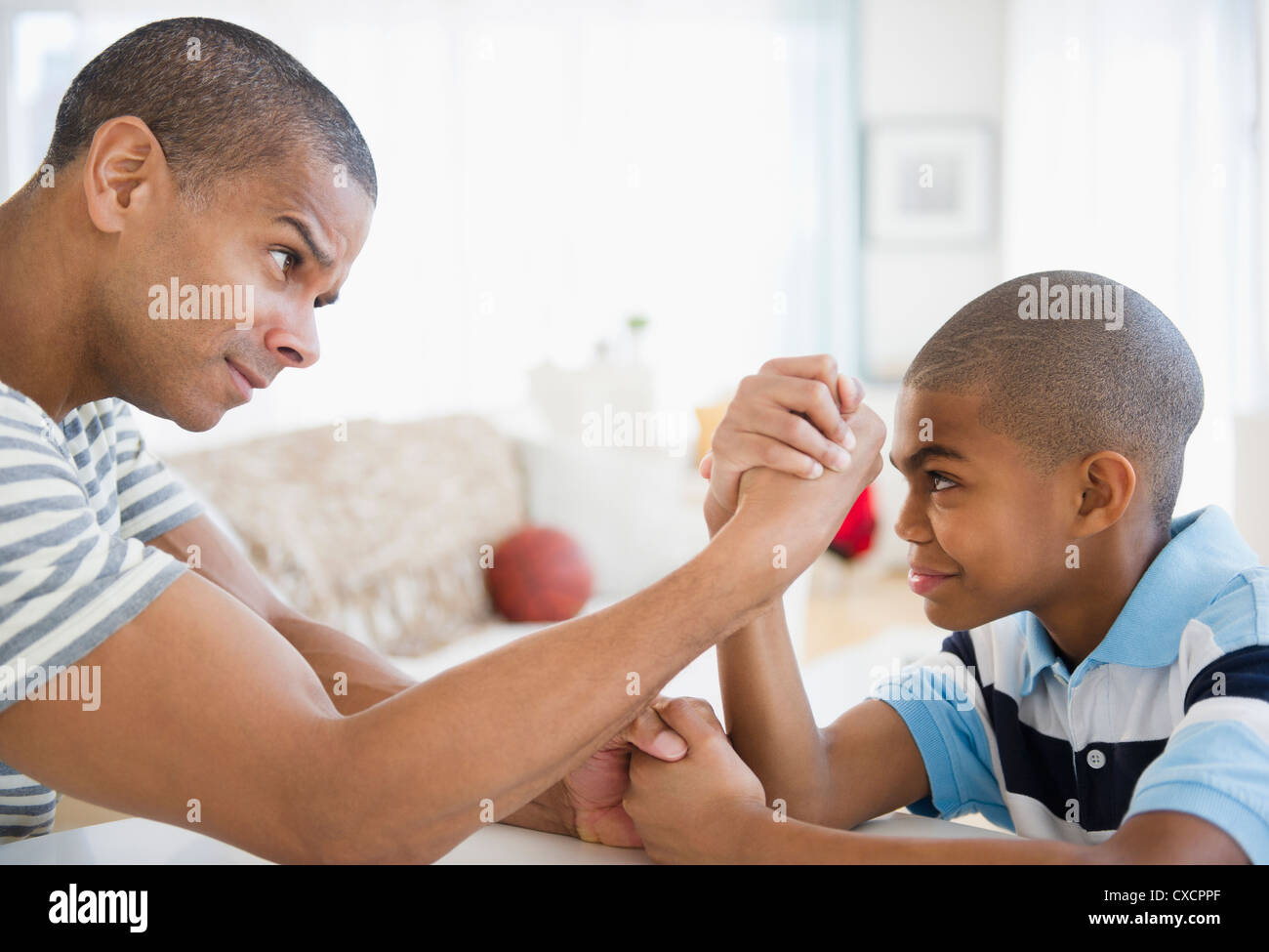 Vater und Sohn Armdrücken Stockfoto