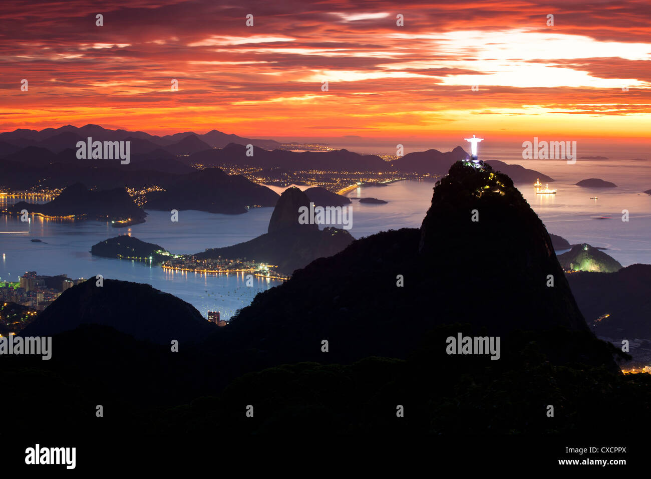 Christus, der Erlöser Statue, Rio De Janeiro, Brasilien. Sugar Loaf Mountain im Hintergrund. Sehenswürdigkeiten in Brasilien. Stockfoto