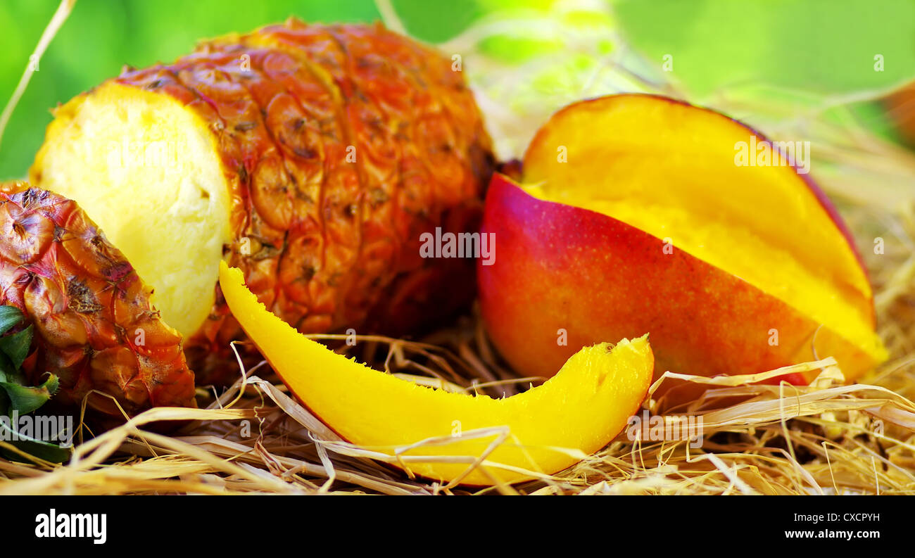 Ananas und Mango auf Tisch Stockfotografie - Alamy