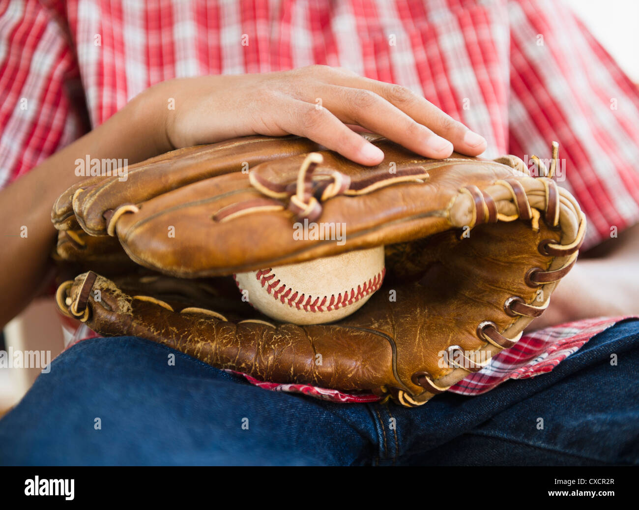 African American Boy holding Baseball und Handschuh Stockfoto